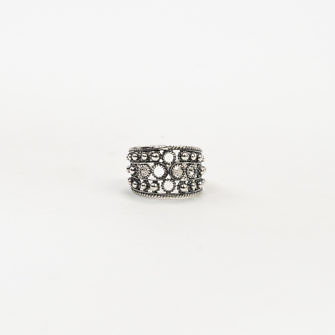 Anillo filigrana hilos y bolas formando una cruz