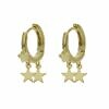 Aros en Plata chapada en Oro con mini charms de estrellas.