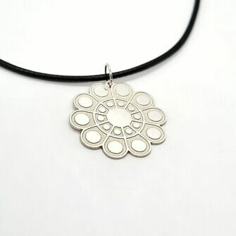 Colgante Botón Charro Personalizable en plata cordón de cuero de ley trasera grabada con punta de diamante icono de Salamanca