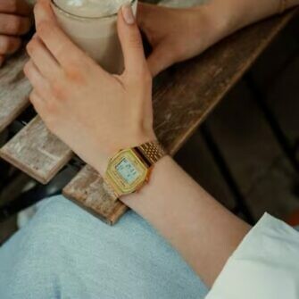 Reloj Casio Dorado Vintage Bluetooth cuenta pasos podómetro ABL-100WEG-9A Dorado Oro conectado al móvil chica