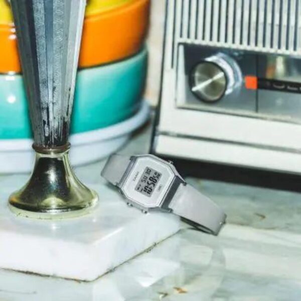 Reloj Casio Vintage LA680WEL-8EF rectangular gris con correa textil | icono retro femenino modelo1