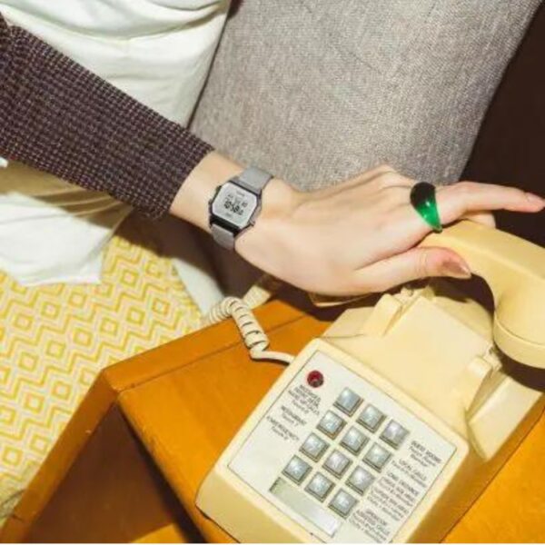 Reloj Casio Vintage LA680WEL-8EF rectangular gris con correa textil | icono retro femenino modelo 2