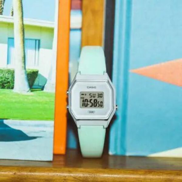 Reloj Casio Vintage LA680WEL-3EF rectangular verde con correa textil | icono retro femenino modelo 2
