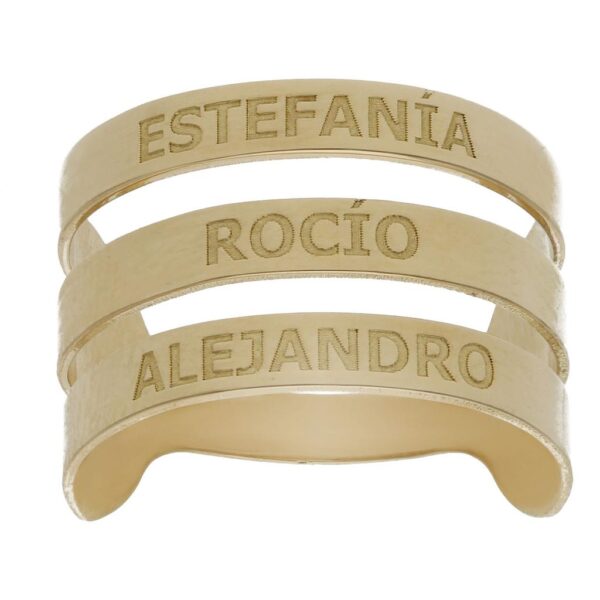 Anillo personalizable con tres nombres.