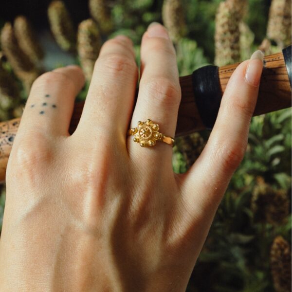 Anillo charro oro botón clásico mediano