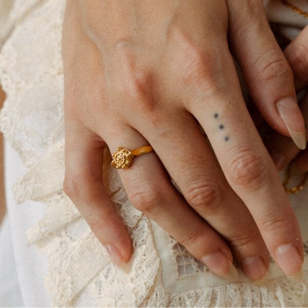 Anillo charro oro botón clásico pequeño