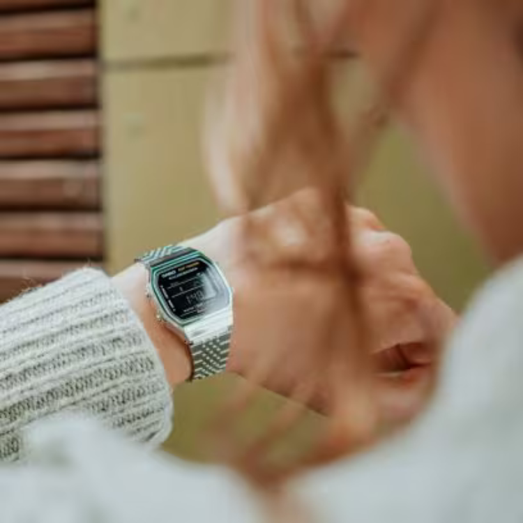 Reloj Casio Vintage ABL-100WE-1BEF rectangular con Bluetooth | icono retro tecnológico - Imagen 2