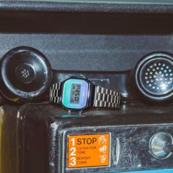 Reloj-Casio-Vintage-A168WER-2AEF-Digital-Plateado-con-Esfera-Degradada-Azul-Icono-Retro-2